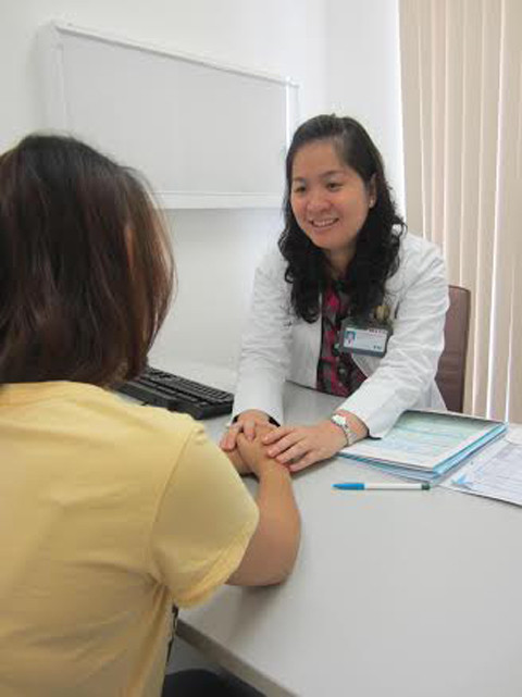 Bác sĩ Thảo Nghi tư vấn và chia sẻ với bệnh nhân ung thư trước khi vào xạ trị.