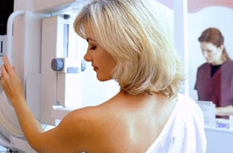 Phụ nữ cũng cần nắm được lịch sử gia đình xem có người từng bị ung thư vú hay ung thư buồng trứng hay không. Nếu mẹ hoặc chị gái từng mắc hai bệnh trên thì khả năng mắc bệnh của bạn sẽ cao hơn nhiều so với bình thường. Trong trường hợp này, hãy bắt đầu chụp quang tuyến vú sàng lọc từ khi 40 tuổi thay vì độ tuổi được khuyến cáo là 47 – 50.