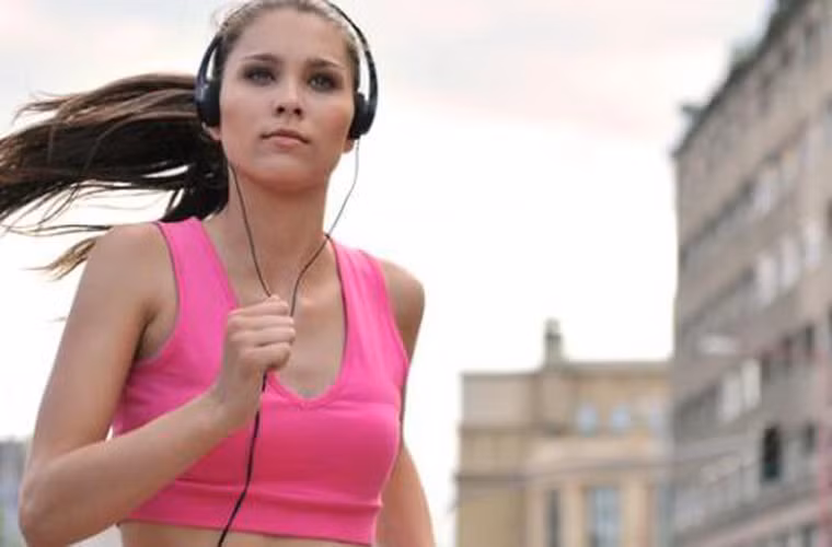 Đầu tiên, chị em cần ý thức được tầm quan trọng của việc luyện tập thể thao và theo đuổi chế độ ăn uống lành mạnh nhằm nâng cao tuổi thọ cũng như sức đề kháng.