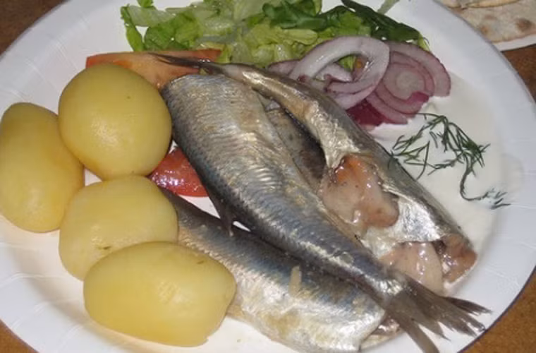 Surströmming thường được ăn kèm với bánh mì lát, khoai tây, hành tây thái hạt lựu, thì là, hẹ hoặc kem chua tùy theo sở thích.