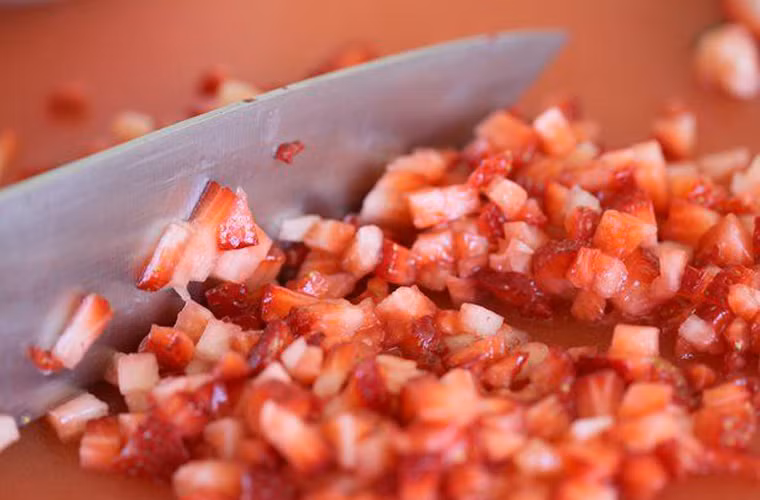 Để thêm nhuyễn, người làm có thể dùng dao để băm nhẹ như thế này.