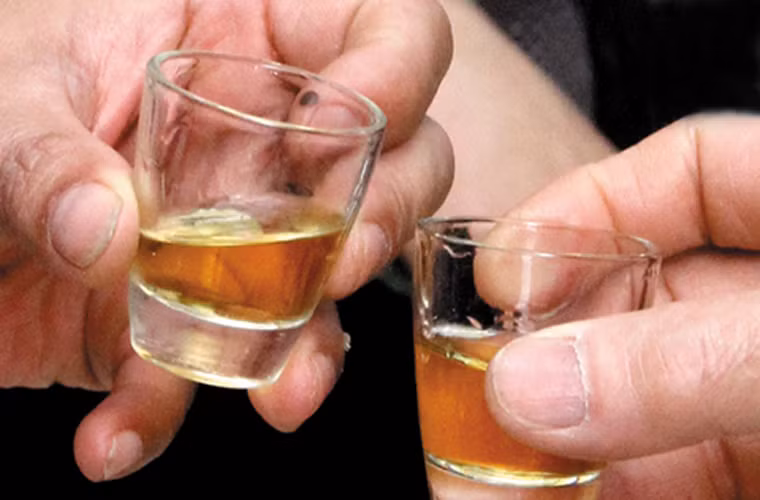 Nếu uống rượu, không nhất thiết phải từ bỏ thói quen này nhưng cần giới hạn khoảng một ly mỗi ngày cho phụ nữ và hai ly nhỏ cho đàn ông.