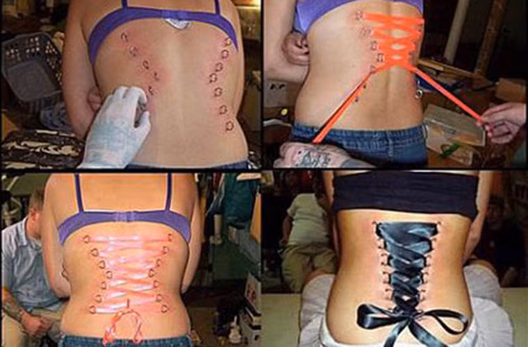 Gắn áo corest vào lưng. Trào lưu này khá được ưa chuộng ở Mỹ. Ở đây, phụ nữ tiến hành bấm khuyên trực tiếp vào da thịt để tạo dáng theo kiểu một chiếc corsest.