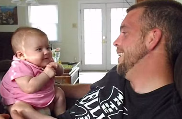 Giây phút kỳ diệu trên được Stephanie Passalacqua – mẹ em bé đã trực tiếp ghi lại, đăng tải trên Youtube và thu hút được nhiều người theo dõi. Giây phút kỳ diệu trên được Stephanie Passalacqua – mẹ em bé đã trực tiếp ghi lại, đăng tải trên Youtube và thu hút được nhiều người theo dõi.