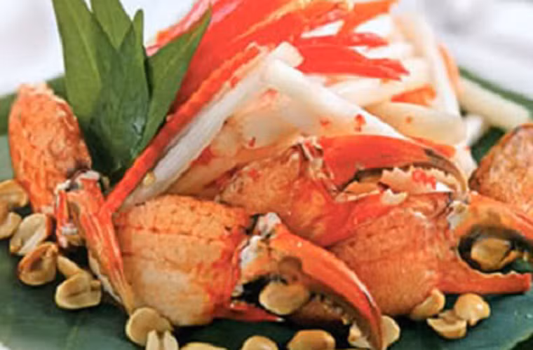 Gỏi. Đây là món ăn chỉ có thể ăn vào hai mùa trong năm đó là mùa xuân và mùa thu, bởi đây là thời điểm cua có độ béo nhất. Sự độc đáo của món gỏi cua đồng là nguyên liệu chính được chiên chứ không phải luộc như những loại gỏi khác.