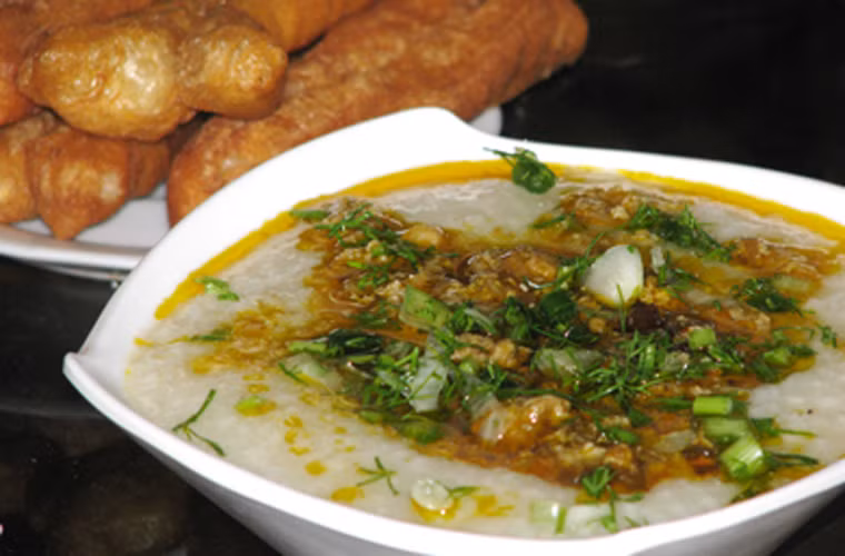 Cháo cua đồng tuy khá mất thời gian chế biến nhưng rất dễ ăn; phù hợp cho bé, bà bầu để bổ sung canxi và giải nhiệt.