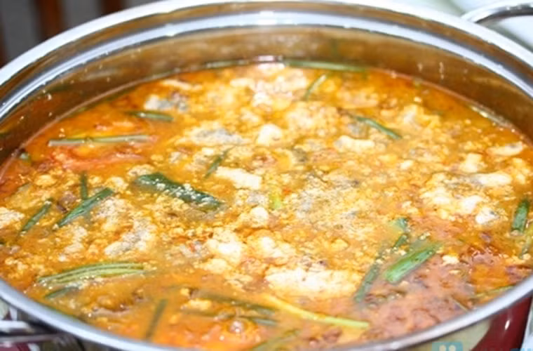 Món ăn dân dã này có nhiều ở các tỉnh miền Tây, tùy từng địa phương mà được biến tấu với các thành phần khác nhau như: cua đồng, tôm, ghẹ, các loại rau...