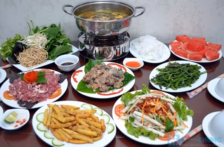 Lẩu riêu cua bắp bò. Món lẩu có hai thành phần chín là nước dùng nấu từ cua đồng và bắp bò tái. Ngoài ra còn có thêm các nguyên liệu khác như: đậu phụ, cà chua, giò, trứng vịt lộn sống cùng các loại rau... Tất cả các nguyên liệu được pha trộn một cách khéo léo giúp món ăn vừa đẹp mắt vừa ngon miệng lại không hề có cảm giác ngấy.