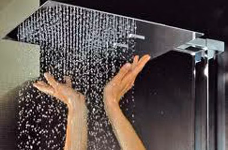 Tự kiểm tra. Hàng tháng, nam giới nên tự kiểm tra các khối u bất thường ở “quả bóng” tại nhà mà không tốn bất kỳ chi phí nào. Cụ thể, trong khi tắm, hãy chú ý kỹ lưỡng từng bên tinh hoàn, da bìu để kiểm tra kích cỡ, hình dạng hay sự xuất hiện của khối u.