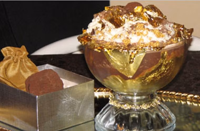 2. Bánh “Frrrozen Hot Chocolate”, New York City, giá 25.000$. Nó được Sách kỷ lục Guinness công nhận là món tráng miệng đắt nhất thế giới. Frrronzen Hot Chocolate có hình ảnh lung linh như thế này nhờ được làm từ 14 loại ca cao cùng với vàng và kim cương.