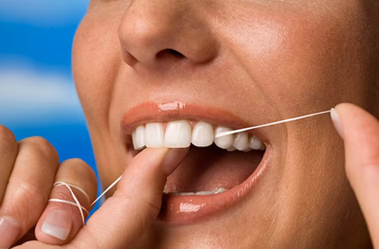 May mắn thay, bác sĩ Bùi Thành Công đến từ Đại học Texas (Mỹ) cho biết: Nguy cơ này có thể hạ thấp bằng việc duy trì vệ sinh răng miệng sạch sẽ. Hãy khiến cuộc sống của mình trở nên lành mạnh hơn bằng những việc làm thiết thực này.