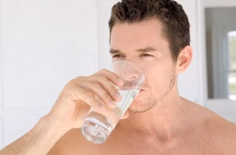 Khó nhịn tiểu. Sự khó chịu này khiến nhiều người trưởng thành cảm thấy sốc khi không thể tự chủ và tiểu tiện trước đám đông. Thời điểm này, hệ thần kinh trung ương khó có thể kiểm soát được khả năng co thắt dẫn đến việc tiểu tiện không theo ý muốn chủ quan.