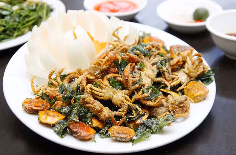 Khi rang với cua, lớp bột muối bao phủ bên ngoài thịt cua đem lại cái vị đậm đà, ngon miệng. Cái hay của cua rang muối là nó được chế biến không quá cầu kỳ nhưng vẫn át được mùi tanh và có hương vị thơm ngon tự nhiên.