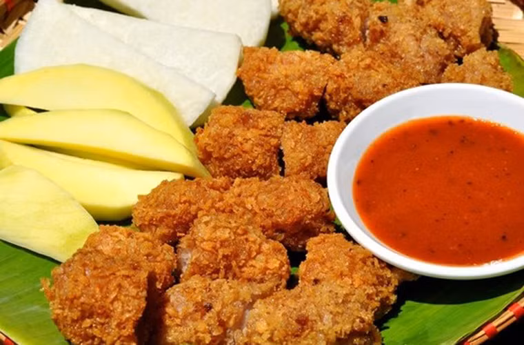 Nem chua rán. Nem chua rán thường đắt khách vào những ngày thời tiết lạnh. Tuy nhiên, vị thơm ngon tuyệt vời của nó khiến các bạn trẻ không thể “thờ ơ” ngay cả khi tiết trời nóng hừng hực.