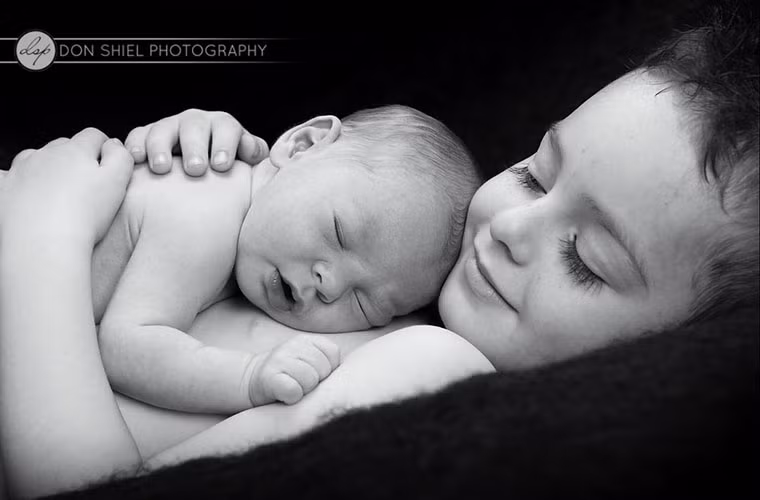 Đôi khi cùng ôm bé rồi dần chìm vào giấc ngủ sau lúc đùa vui.