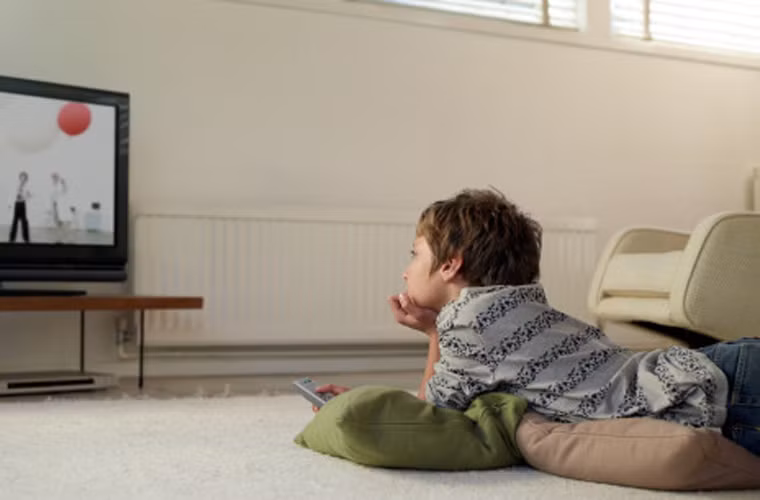 Hạn chế những thói quen ít vận động như nằm, ngồi xem ti vi hay chơi game nhiều tiếng đồng hồ.