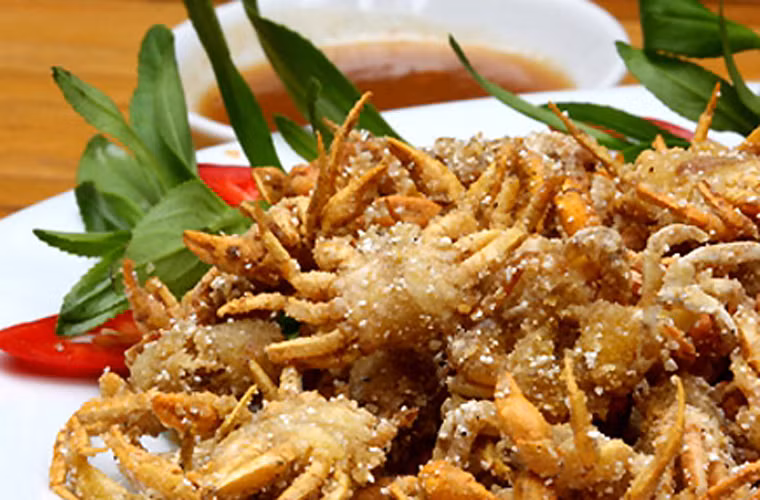 Cua rang muối. Ngoài hai thành phần chính là cua và muối, người làm bếp còn cần chuẩn bị bột muối và một số gia vị khác. Bột muối không phải là muối xay hay muối hầm mà là chất bột gạo trắng được làm hơi mằn mặn.