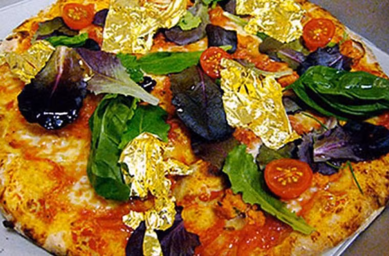 4. “Margo’s Pizzeria”, Malta, giá 2,420$. Không chỉ làm hài lòng đông đảo người dân địa phương mà Margo’s Pizzeria còn khiến nhiều du khách phải phát thèm khi nhìn thấy. Bánh được làm từ nấm cục trắng và 24 carat vàng.