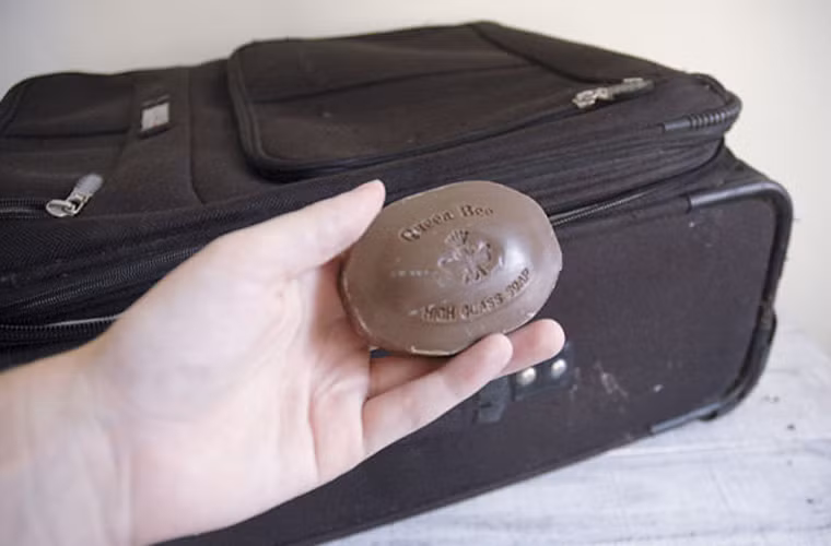 8. Bảo quản đúng cách. Để va li trong tủ quần áo hoặc trên nóc tủ cao sẽ tốt hơn là quăng quật dưới gầm giường ẩm thấp.