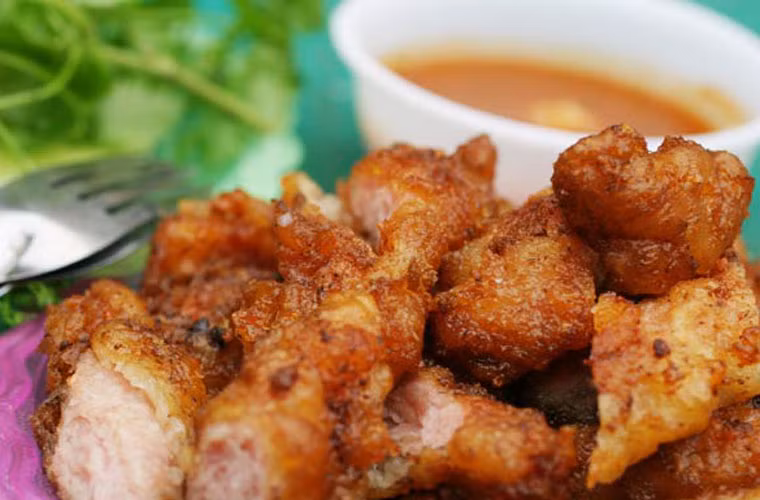 Ở Hà Nội có nhiều quán nem chua ngon trên các tuyến phố như Hồ Tùng Mậu, Hàm Long, phố Tạ Hiện, Nguyên Hồng, đường Nguyễn Trãi gần chợ Thượng Đình, cổng trường Việt Đức, Núi Trúc, xung quanh Hồ Tây.