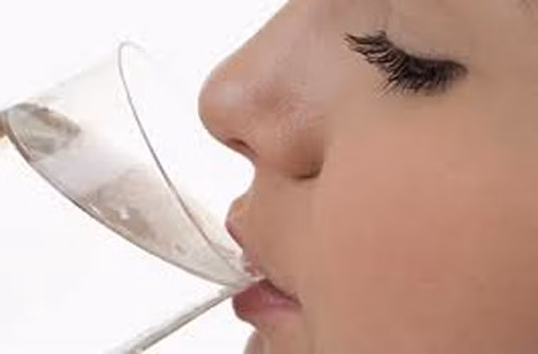 Để phòng ngừa, quạt phải luôn được quay thay đổi hướng gió. Việc lau hoặc đắp khăn ướt lên người sẽ tốt hơn vì nước giúp cho việc hạ nhiệt nhiều hơn qua bay hơi và không làm cho da chúng ta bị khô quá do mất nước. Chỉ nên uống nước mát chứ không quá lạnh nếu bạn không muốn bị viêm họng, viêm xoang và viêm phổi - phế quản.