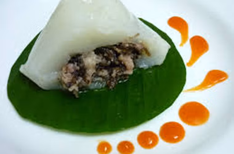 Bánh giò. Một trong những loại bánh ngon đặc sản không thể không nhắc đến của Hà Nội chính là bánh giò. Vỏ bánh được làm từ gạo tẻ. Nhân bánh làm từ nhiều loại bánh như thịt vai xay, mộc nhĩ, hạt tiêu, hành khô bằm, trộn đều xào chín.