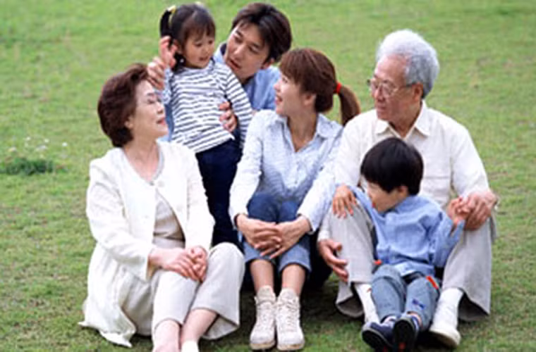 Chú ý về tiền sử mắc bệnh trong gia đình. Việc có người thân từng mắc ung thư tinh hoàn sẽ đẩy bạn đối diện với nguy cơ mắc bệnh cao hơn. Chính vì vậy, nếu trong gia đình từng điều trị ung thư tiền liệt tuyến, bạn cần phải đặc biệt chú ý đến chế độ ăn uống hợp lý, tập luyện điều độ và thường xuyên đi khám sức khỏe tổng thể.