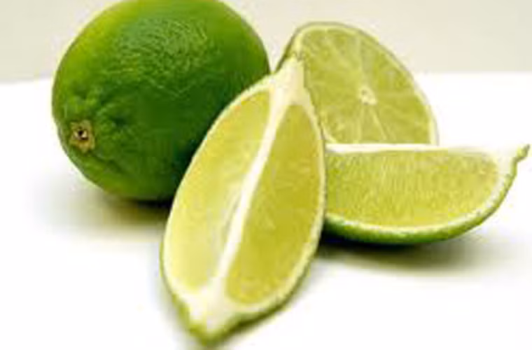 Tránh mua chanh có màu xanh xỉn hoặc xuất hiện đốm vàng nhợt nhạt. Rất có thể chúng được thu hoạch từ lâu, gây ảnh hưởng không tốt đối với sức khỏe.