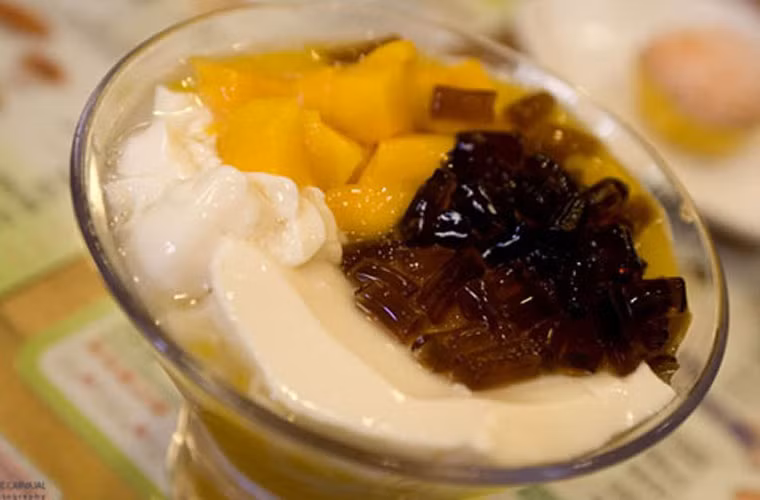 Tào phớ. Ở Hà Nội, chẳng khó để tìm được một hàng tào phớ. Tào phớ xuất hiện từ những ngõ hẻm với những xe hàng cũ kỹ chạy dọc ngang, cho tới những quán hàng lớn, to đẹp.