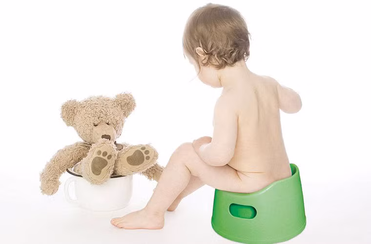 Tập thói quen cho trẻ ngồi bô đúng giờ quy định để tạo thói quen tốt.