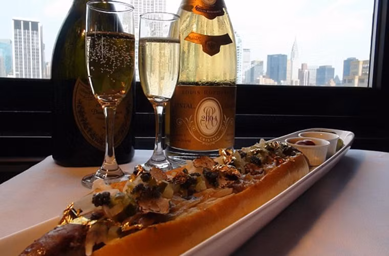 5. Hotdog, New York, giá 2.000 $. Nguyên liệu chính của món ăn là nấm, tôm hùm, thịt bò Wagyu, dưa cải om với trứng cá muối.