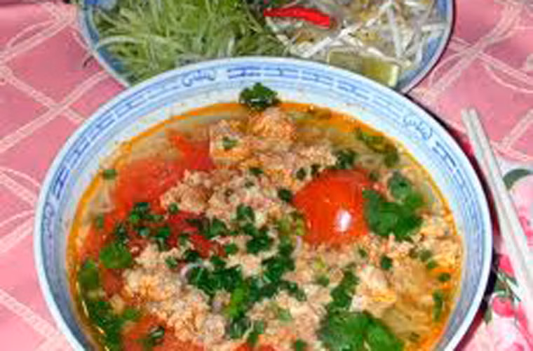 Canh riêu. Ngay cả những người sành ăn nhất cũng dễ dàng bị chinh phục khi thưởng thức bát canh riêu vô cùng thanh mát trong tiết trời nóng nực.