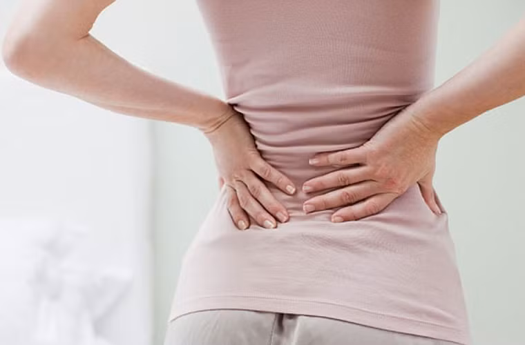 Đau ở lưng hoặc chân.