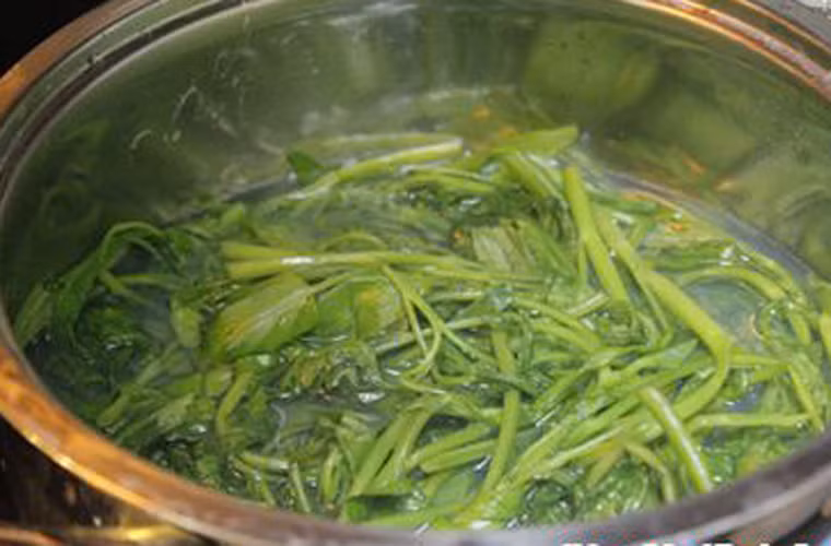 Không nấu quá lâu. Trong quá trình nấu không nên khuấy nhiều lần. Đặc biệt không nên hâm các món canh, xào nhiều lần vì 90% vitamin B và C sẽ mất đi khi rau bị nấu quá nhừ.