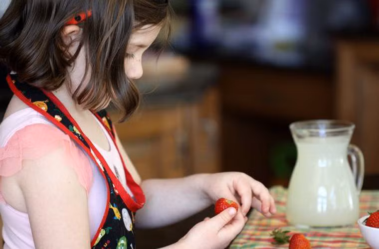 Trước tiên, loại bỏ phần cuống của dâu rồi rửa sạch.