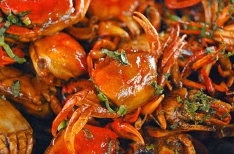 Cho cua vào nồi nước sôi nấu qua rồi nhanh chóng để ráo nước. Bắc chảo phi thơm hành, tỏi, gừng cùng ớt. Từ từ cho cua vào, đảo đều tay. Nêm gia vị, xì dầu, rượu, đường cùng lúc. Đợi đến khi nước gần cạn, rắc hành lá xắt nhỏ, đảo nhanh tay một lần nữa là được.