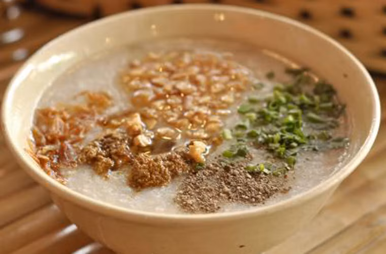 Cháo cua đồng. Cháo cua đồng quyến rũ người ăn bởi vị ngon mộc mạc quen và vô cùng bổ dưỡng.