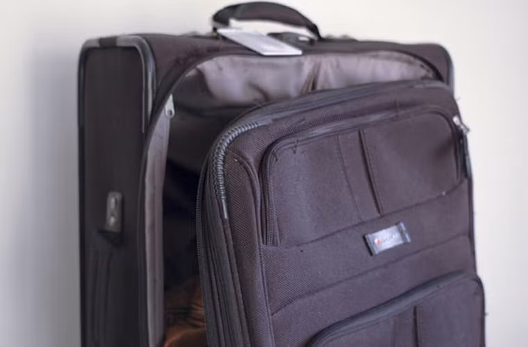 Đối với va li có mặt cứng, hãy thử một phun một lớp nước nhẹ bên ngoài rồi lau bằng vải. Bạn hoàn toàn yên tâm bởi bề mặt cứng làm từ chất liệu nhựa sẽ không bị ảnh hưởng nhiều trong nước.