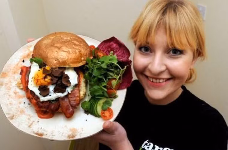 3. Món Fleur Burger 5000, Nevada, giá 5.000$. Nguyên liệu để làm nên món Fleur Burger 5000 tên tuổi là thịt bò Wagyu, gan ngỗng. Nó được ăn kèm với nước sốt làm từ nấm cục và nấm bun Brioche đắt đỏ. Dù có giá cao vót nhưng thực khách vẫn vui vẻ móc hầu bao bởi hương vị thơm ngon khó cưỡng của món ăn khi nhấm nháp với một chút vang trắng.