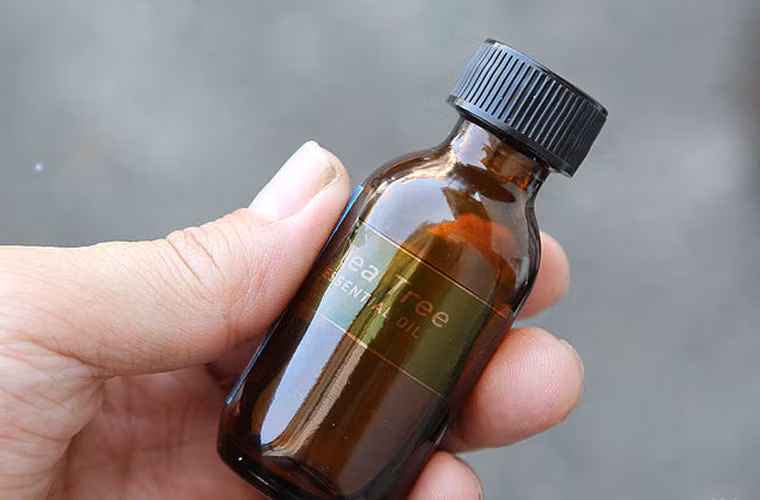 Chuẩn bị loại tinh dầu cần thiết. Một số người thích sử dụng muối tuối tắm không chứa tinh dầu. Tuy nhiên, việc tăng cường một chút hương liệu sẽ làm tăng sự hứng thú của bạn trong lúc chăm sóc bản thân.