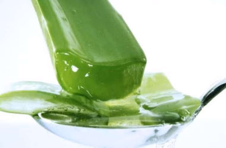 Uống nước lô hội. Các chất có trong nước lô hội có tác dụng đào thải độc tố gây ung thư. Bạn nên chia chén nước chiết xuất từ lô hội uống làm ba lần mỗi ngày. Lưu ý, không sử dụng nó khi bạn mắc chứng tiêu chảy.