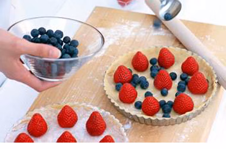 Tăng cường chất chống oxy hóa. Ngoài các thảo dược có lợi, việc tăng cường chất chống oxy hóa có trong rau và trái cây cũng có khả năng chống lại sự phát triển của các tế bào ung thư. Một nghiên cứu trên 2189 đối tượng cho thấy, chị em tiêu thụ những thực phẩm này có nguy cơ di căn ung thư cổ tử cung thấp hơn nhiều.