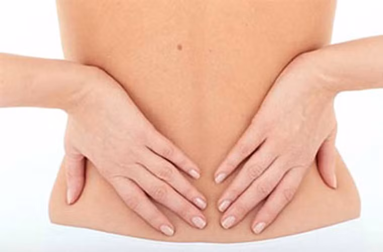 Đau lưng. Đau lưng thường tấn công bệnh nhân ung thư bàng quang giai đoạn đầu. Nhìn chung, có nhiều nguyên nhân gây đau lưng nên bạn cần để ý xem cơ thể có các dấu hiệu bất thường đã đề cập ở trên hay không.