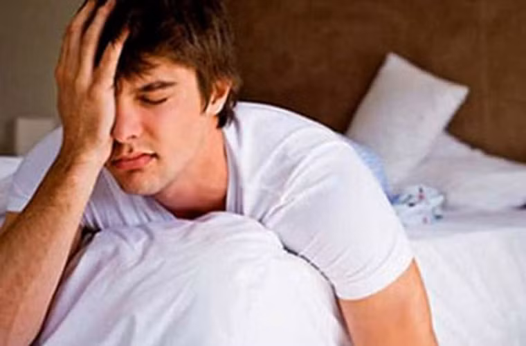 Tiểu đau. Đây được xem là dấu hiệu sớm của ung thư bàng quang. Ngoài ra, bệnh nhân còn gặp hiện tượng như thường xuyên đi tiểu, khó tiểu và có cảm giác khó chịu, râm ran như bị kim chích kéo dài trong vài phút hoặc vài giờ sau khi tiểu tiện.