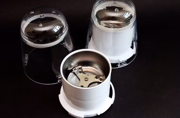 Để chúng có thể phát huy tối đa tác dụng trong khi tắm, chị em cần xay nhỏ thảo mộc trước khi trộn đều trong hỗn hợp.