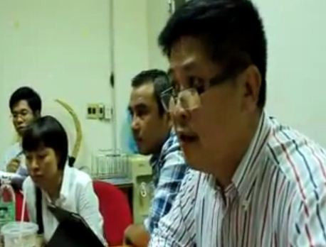 NS Phước Sang (đeo kính) trong lần gặp mặt báo chí lên tiếng về vụ nợ Chung Minh