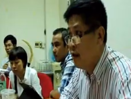 NS Phước Sang (đeo kính) trong lần gặp mặt báo chí lên tiếng về vụ nợ Chung Minh