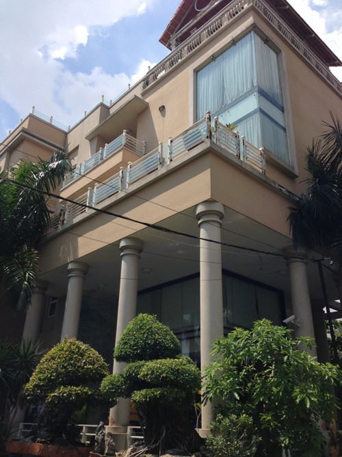 Ngôi biệt thư của Phước Sang - Kim Thư tọa lạc ven sông Sài Gòn ở phường Bình An, quận 2