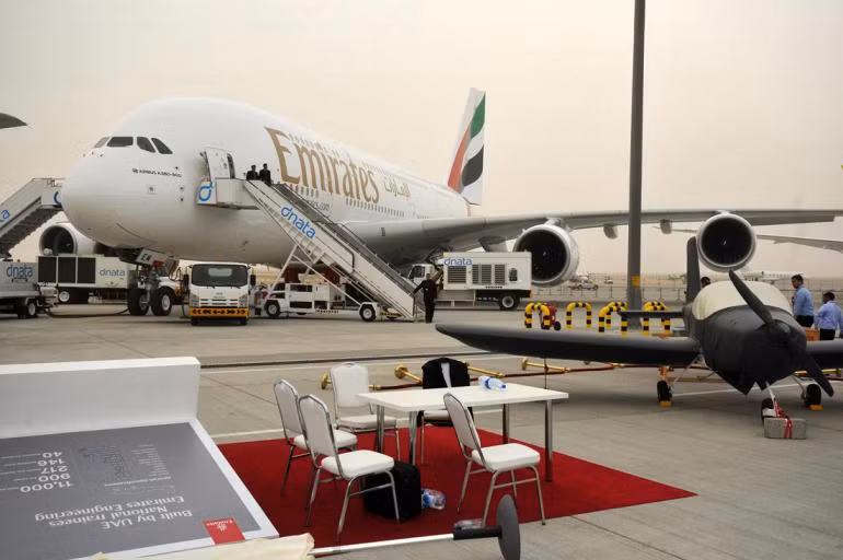 Còn đây là máy bay thương mại Airbus A320 – cũng là mẫu máy bay nhận được khá nhiều đơn đặt hàng ngay trong ngày đầu triển lãm. Thân Airbus A320 rộng 73m, sải cánh dài 80m.