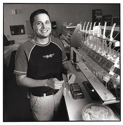 Anh Daniel Raudabaugh (McElhattan, Pennsylvania) là chuyên gia kiểm tra băng vệ sinh, đảm bảo các tính năng của sản phẩm như độ thấm hút, chiều dài, đường viền, sức dai…